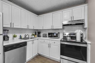 Stylish 2BR in Norht Miami with Free Parking - 1