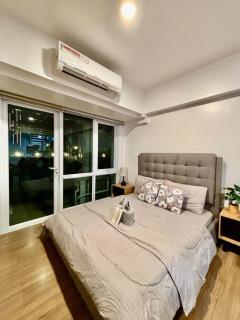 Condo In Abreeza Mall Near Pool with Balcony - 2