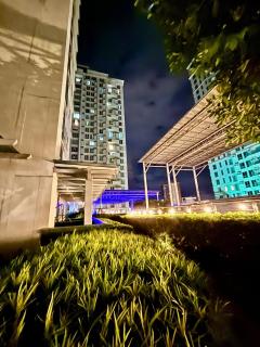 Condo In Abreeza Mall Near Pool with Balcony - 1