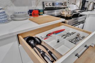 2-bedroom suite close to Amenities and Airport - 1