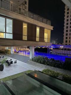 Condo In Abreeza Mall Netflix & Overlooking Samal - 5