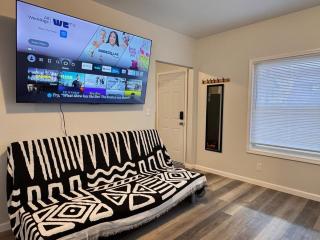 Freshly Renovated 3 Bedroom House with 4 Beds - 0