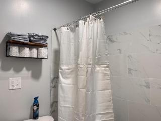 Freshly Renovated 3 Bedroom House with 4 Beds - 7