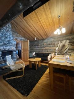 Kuonti-Ruka, kelohirsimökki järven rannalla - 0