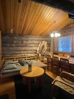 Kuonti-Ruka, kelohirsimökki järven rannalla - 7