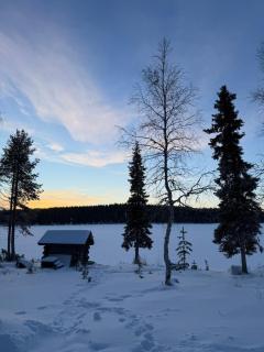 Kuonti-Ruka, kelohirsimökki järven rannalla - 4