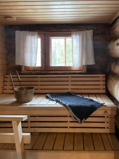 Kuonti-Ruka, kelohirsimökki järven rannalla - 1