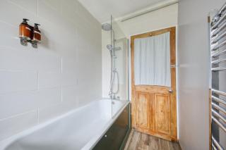 2 bed flat - SW London with parking - 1