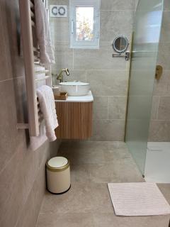 CHARMANT 2 PIECES DANS VILLA INDIVIDUELLE TERRASSES JARDIN - 3