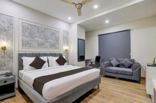 Townhouse Oak Sector 18 Metro Station Formerly Raasha Inn - 5