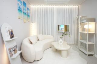 White Modern Stay - 4