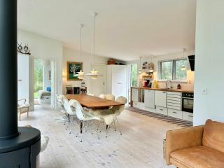 Modern Peninsula Cabin With Panoramic View - 4