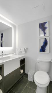 821 I Beautiful King Hotel Room - 3