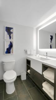 823 I Beautiful King Hotel Room - 2