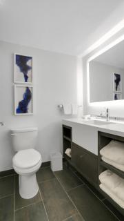 823 I Beautiful King Hotel Room - 3