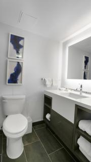 822 I Beautiful King Hotel Room - 5