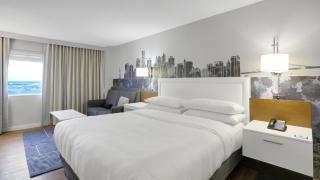 821 I Beautiful King Hotel Room - 9