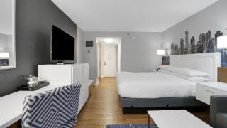 823 I Beautiful King Hotel Room - 0