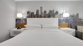 823 I Beautiful King Hotel Room - 9