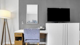 822 I Beautiful King Hotel Room - 1