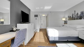 822 I Beautiful King Hotel Room - 6