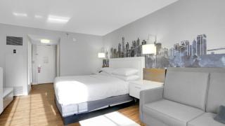 822 I Beautiful King Hotel Room - 8