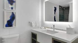 822 I Beautiful King Hotel Room - 3