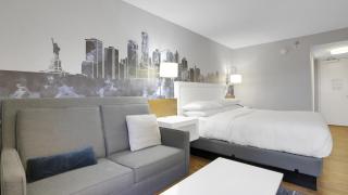 821 I Beautiful King Hotel Room - 8