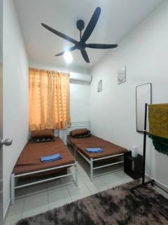Qmal Homestay - 9