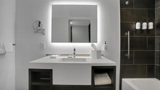 911 I Beautiful King Hotel Room - 3