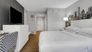 911 I Beautiful King Hotel Room - 8