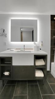 911 I Beautiful King Hotel Room - 5