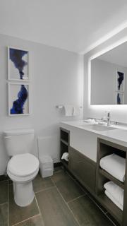 910 Double Queen Near MetLife & American Dream - 3