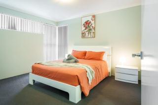 Ideal Home in Queens park - 4