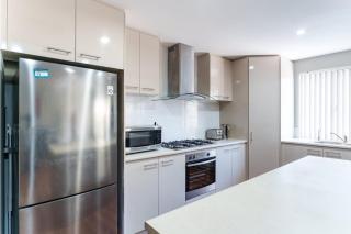 Ideal Home in Queens park - 2