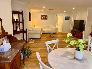 The Family Circle - close to shops, parks, train, quiet, private, great for kids - 0