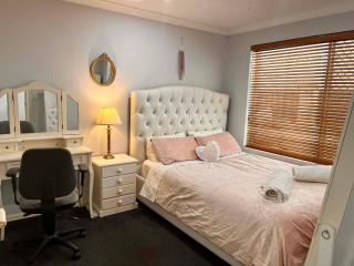 The Family Circle - close to shops, parks, train, quiet, private, great for kids - 9