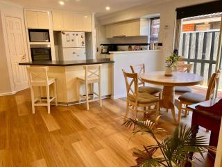 The Family Circle - close to shops, parks, train, quiet, private, great for kids - 6