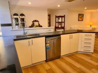 The Family Circle - close to shops, parks, train, quiet, private, great for kids - 5