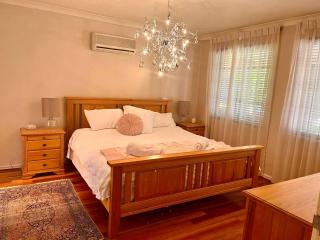 The Family Circle - close to shops, parks, train, quiet, private, great for kids - 2