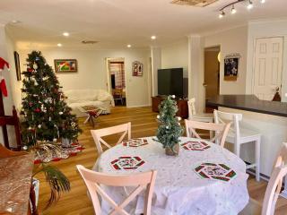 The Family Circle - close to shops, parks, train, quiet, private, great for kids - 1