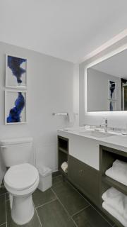 922 I Beautiful King Hotel Room - 1