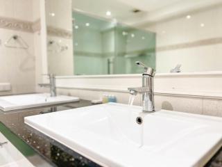 Sky Living Penthouse with Mountain Views and Rooftop - 1