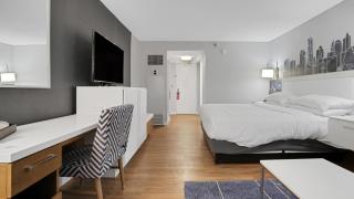 922 I Beautiful King Hotel Room - 9