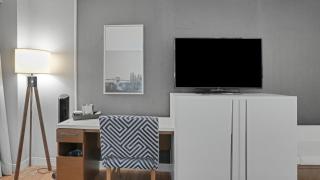 922 I Beautiful King Hotel Room - 2