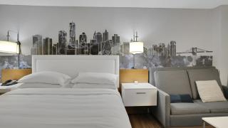 922 I Beautiful King Hotel Room - 8