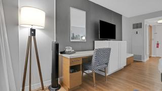 922 I Beautiful King Hotel Room - 4