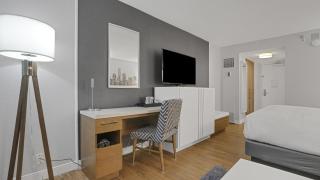 923 I Beautiful King Hotel Room - 5