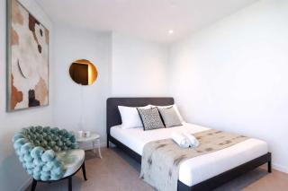 High-Rise CBD Apt L50 Luxe City Views and Free Parking - 9