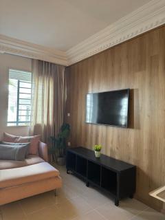 Opposite Train Station & Tram Modern, Quiet & Meals Available - 2